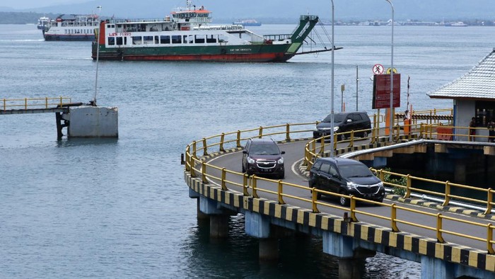 Kendaraan keluar dari kapal melintas di dermaga Pelabuhan Ketapang, Banyuwangi, Jawa Timur, Jumat (12/3/2021). PT Asdp Ketapang akan melakukan penutupan aktivitas penyeberangan dimulai pada 14 Maret pukul 00.00 WIB dan dibuka kembali pada 15 Maret pukul 05.00 WIB untuk menghormati umat Hindu di Bali yang merayakan Hari Raya Nyepi Caka 1943. ANTARA FOTO/Budi Candra Setya/foc.