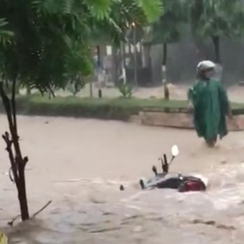Banjir melanda Jalan Sukowati Magetan. Derasnya arus banjir membuat 3 motor sampai terseret.