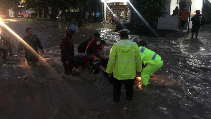 Banjir melanda Jalan Sukowati Magetan. Derasnya arus banjir membuat 3 motor sampai terseret.