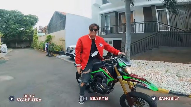 Biasanya gue makan pecel lele. Baru-baru ini gue makan Salad Stop, terangnya. Diet tersebut sudah dijalani oleh Billy kurang lebih selama 2 bulan. Foto: YouTube/Billy Syahputra