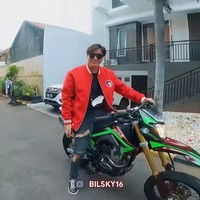 Biasanya gue makan pecel lele. Baru-baru ini gue makan Salad Stop, terangnya. Diet tersebut sudah dijalani oleh Billy kurang lebih selama 2 bulan. Foto: YouTube/Billy Syahputra