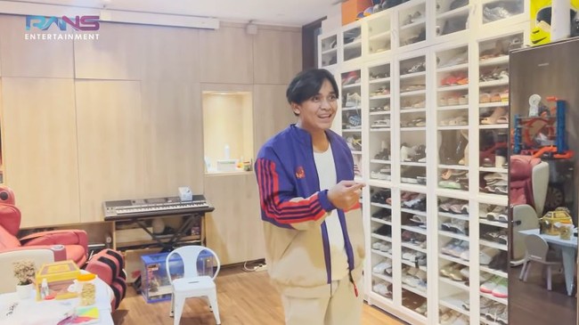 Kini Billy mengaku sudah turun berat badan sampai 7 kilo gram. Penampilannya pun jadi terlihat manglingi. Foto: YouTube/Rans Entertainment