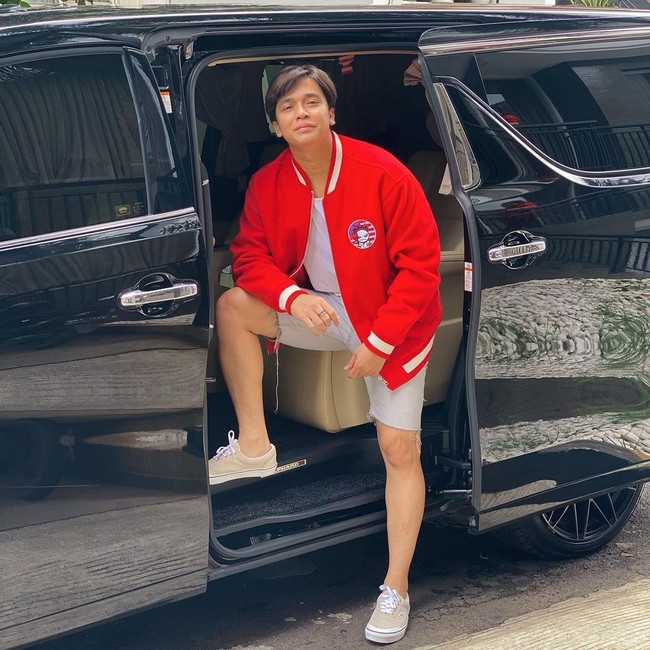 Di akun Instagramnya sendiri, Billy Syahputra tampak memamerkan penampilan barunya itu. Tak sedikit netizen dan kalangan artis yang terlihat menyoroti penampilan Billy yang terlihat lebih kurus. Foto: Instagram/@bilsky16