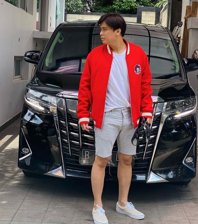 Melalui channel YouTube Rans Entertainment, Billy mengaku kepada Nagita Slavina bahwa penampilan barunya itu diperolehnya dengan melakukan diet dan olahraga. Nagita pun mengatakan bahwa Billy jadi terlihat makin ganteng dengan penampilannya saat ini. Foto: Instagram/@bilsky16