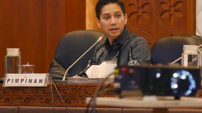 Pemerintah mengumumkan rencana impor 1 juta ton beras. Gerindra mengkritik kebijakan itu.