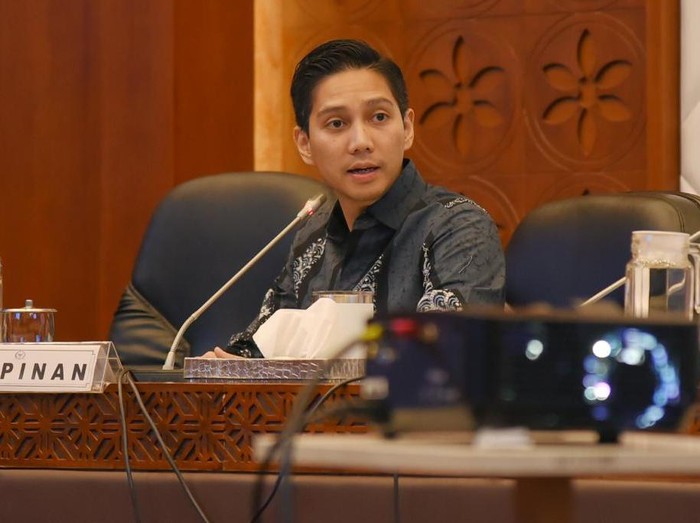 Pemerintah mengumumkan rencana impor 1 juta ton beras. Gerindra mengkritik kebijakan itu.