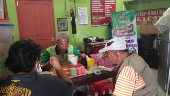 Camat di Blitar Bersedekah Sekaligus Memutar Roda Ekonomi Pedagang Makanan