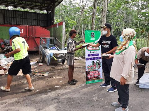Camat di Blitar Bersedekah Sekaligus Memutar Roda Ekonomi Pedagang Makanan