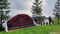 Traveler dapat menginap di sana dengan membayar sebesar Rp 250 ribu per orang per malam. Itu sudah termasuk makan, snack, menikmati fasilitas outbond, dan mengunjungi tempat wisata air terjun di sana.