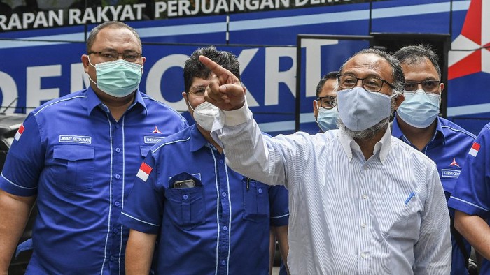 Kepala Badan Komunikasi Strategis DPP Partai Demokrat Herzaky Mahendra Putra (kedua kiri) bersama kuasa hukum DPP Partai Demokrat Bambang Widjojanto (tengah) surat gugatan saat mengajukan gugatan perbuatan melawan hukum di Pengadilan Negeri (PN) Jakarta Pusat di Jakarta, Jumat (12/3/2021). DPP Partai Demokrat melakukan gugatan terkait dengan pelaksanaan Kongres Luar Biasa (KLB) di Sibolangit, Deli Serdang, Sumatera Utara. ANTARA FOTO/M Risyal Hidayat/nz
