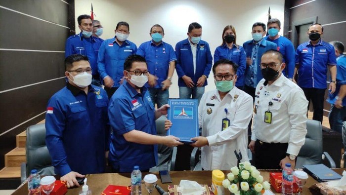 Ketua PD DPD Sulut Moor Bastian didampingi Sekretaris Demokrat Sulut Billy Lombok menyerahkan sejumlah dokumen ke Kanwil Kemenkumham Sulut, Jumat (12/3/2021).