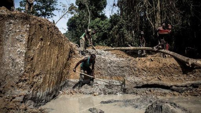 Congolese artisanal miners are seen mining for gold in the Togo-Kazaroho area on July 11, 2018 in Ituri Province. The Togo-Kazaroho Gold Mining site lies deep within the Ituri Forest. Miners will stay out in the forest for up to a week, by the end of the week the will usually have mined about Six grams of gold. The gold gets sold to traders in the near by town of Mambasa, from there it will either head legally to the town of Bunia or Illegally over the borders in Uganda. (Photo by John WESSELS / AFP)