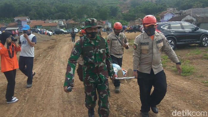 Evakuasi simulasi longsor di Bandung Barat.