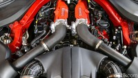 Ferarri Roma ditawarkan dengan mesin V8 turbo dengan memiliki sensor kecepatan yang dapat mengukur putaran turbin dan memungkinkan penambahan mesin menjadi lebih maksimal per menit hingga 5.000 rpm. Soal ramah lingkungan tidak perlu khawatir, mesin ini sudah dilengkapi dengan Gasoline Particular Filter yang memang dilahirkan untuk memenuhi standar Euro 6D Anti-Pollution.