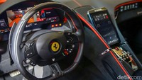 Lari ke bagian interior, konsep arsitektur diterapkan pada Ferrari Roma. Dikatakan hal ini berawal dari satu ide untuk membuat dua ruang terpisah, masing-masing untuk pengemudi dan penumpang dalam konsep Dual Cockpit.