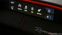 Dashboard penumpang depan Ferrari Roma. Foto: Grandyos Zafna