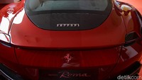 Motif utama dari keseluruhan desain dari Ferrari Roma adalah kemurniannya, yang digambarkan pada spoiler belakang aktif yang terintegrasi ke dalam layar belakang. Ekor mobil yang sangat modern, perkembangan teknologi memungkinkan dimensi rakitan lampu belakang yang diperkecil sehingga menghasilkan bentuk minimalis.