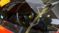 Interior mobil sport ini jangan diragukan, dikatakan pada bagian interior diklaim dibuat lebih radikal dengan tujuan yang sangat eksplisit adalah untuk menciptakan kokpit yang dapat mengantarkan ke arah desain baru, di mana efeknya akan terbawa ke jangkauan Ferrari di masa depan.