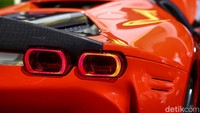 SF90 Stradale adalah mobil tercanggih pada kelasnya dari sudut pandang performa dan teknologi. Definisi dari gaya eksteriornya terinspirasi dari prinsip: untuk menciptakan desain yang forward-looking dan inovatif yang mentransmisikan misi dari mobil sebagai mobil sport ekstrim supercar produksi seri pertama Ferrari.