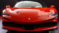 Ferrari SF90 Stradale juga merupakan mobil sport pertama Ferrari yang dilengkapi dengan penggerak 4WD, sebuah langkah yang diperlukan untuk memungkinkan tenaga besar yang dikeluarkan oleh Hybrid Powertain dapat dieksploitasi sepenuhnya. Performanya pun cukup buas, akselerasi 0-100 km/jam bisa dituntaskan hanya dalam 2,5 detik dan 0-200 km/jam cuma 6,7 detik.