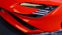 Sasis Ferrari SF90 Stradale memberikan 20% lebih besar bending stiffness dan 40% lebih besar torsional rigidity disbanding dari platform sebelumnya tanpa ada peningkatan bobot. Hal Ini memberi keunggulan untuk dinamika mobil. Karakteristik dari NVH (noise, vibration, harshness) juga telah ditingkatkan dengan penggunaan paduan baru yang dikenal sebagai quiet aluminium untuk floor pan.