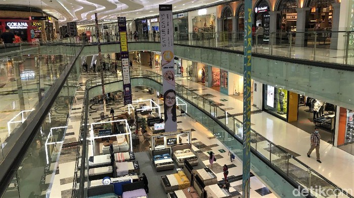 Presiden Joko Widodo gaungkan seruan cinta produk dalam negeri . Jokowi pun ingin produk UMKM diberikan tempat yang strategis di mal atau pusat perbelanjaan.