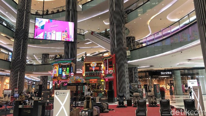 Presiden Joko Widodo gaungkan seruan cinta produk dalam negeri . Jokowi pun ingin produk UMKM diberikan tempat yang strategis di mal atau pusat perbelanjaan.