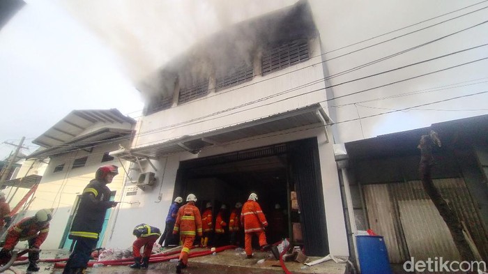 gudang terbakar di surabaya