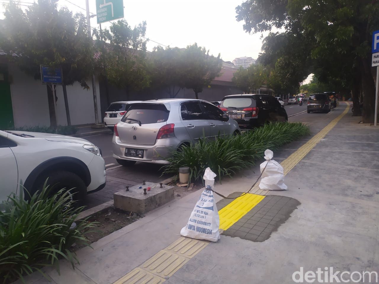 Guiding block yang semula nabrak tiang, kini sudah diperbaiki. Kondisi di Jl Veteran I, Jakpus, 12 Maret 2021. (Luqman Nurhadi Arunanta/detikcom)