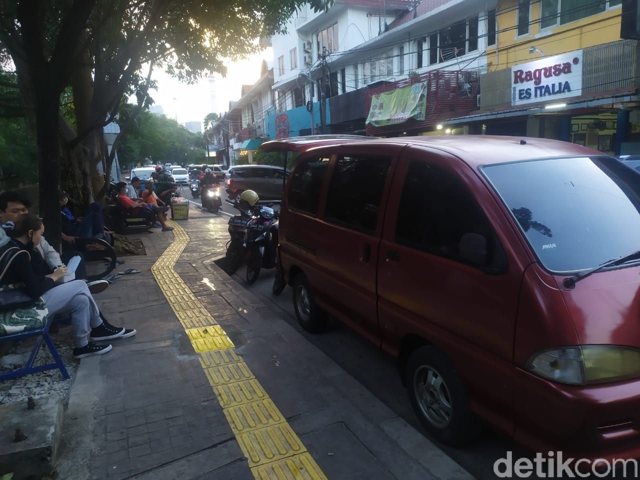Guiding block yang semula nabrak tiang, kini sudah diperbaiki. Kondisi di Jl Veteran I, Jakpus, 12 Maret 2021. (Luqman Nurhadi Arunanta/detikcom)