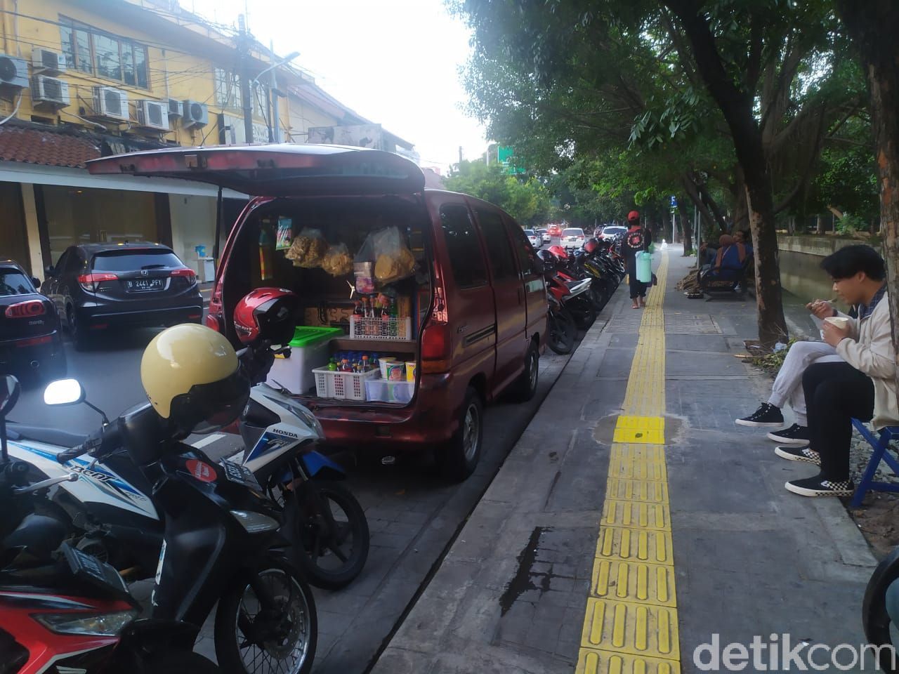 Guiding block yang semula nabrak tiang, kini sudah diperbaiki. Kondisi di Jl Veteran I, Jakpus, 12 Maret 2021. (Luqman Nurhadi Arunanta/detikcom)