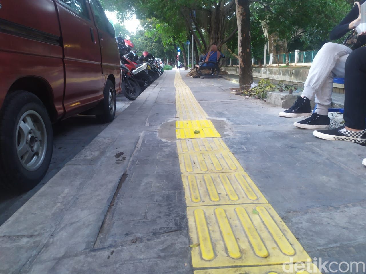 Guiding block yang semula nabrak tiang, kini sudah diperbaiki. Kondisi di Jl Veteran I, Jakpus, 12 Maret 2021. (Luqman Nurhadi Arunanta/detikcom)