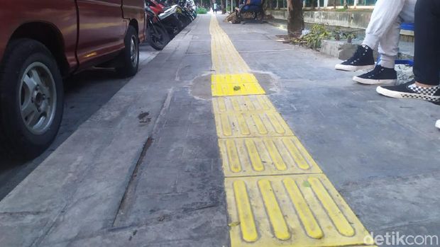 Guiding block yang semula nabrak tiang, kini sudah diperbaiki. Kondisi di Jl Veteran I, Jakpus, 12 Maret 2021. (Luqman Nurhadi Arunanta/detikcom)