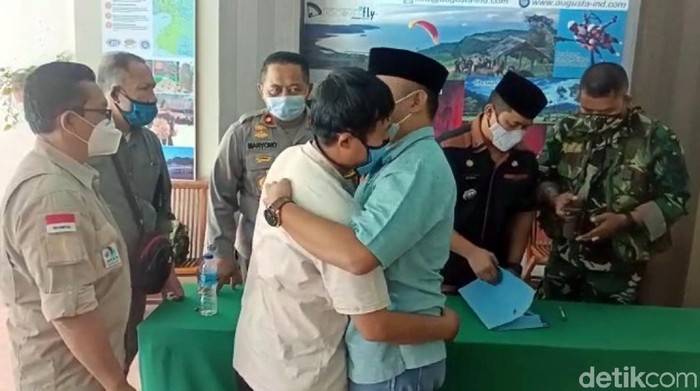 Guru dan Aparat Desa Sukabumi Berdamai