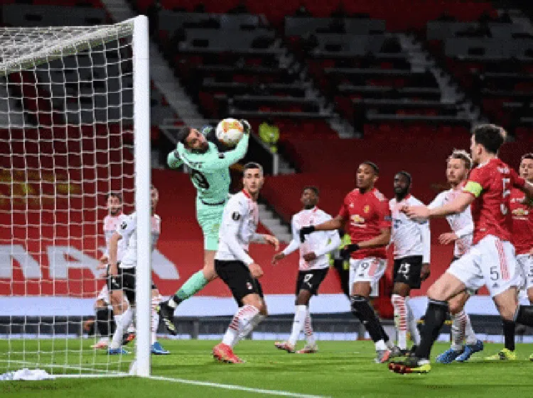 Foto: Detik-detik Harry Maguire Buang Peluang di Depan Gawang