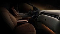 Geser ke bagian dalam Hyundai Staria, pada area dasbor mobil ini dilengkapi panel layar sentuh super besar, yang dipasang di tengah untuk menunjang sistem infotainment. Kedua jok di baris depan ini juga sudah mengaplikasi model captain seat, yang ditopang handrest (sandaran tangan). Foto: Hyundai