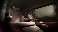 Jok pada baris kedua juga menggunakan model captain seat, lengkap dengan sandaran tangan di kedua sisi. Dan tak hanya sandaran tangan, di baris kedua ini juga memiliki pilar jendela yang lebar, termasuk sandaran kaki di jok untuk memberi kenyamanan lebih kepada penumpangnya. Foto: Hyundai