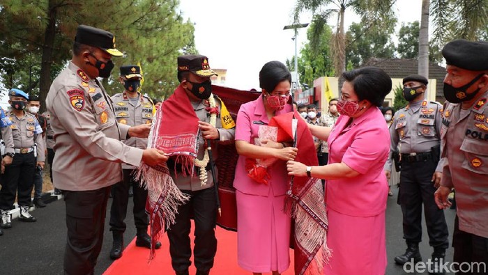 Irjen RZ Panca Putra Simanjuntak dipakaikan kain Ulos Batak saat memasuki Mapolda Sumut setelah resmi menjabat Kapolda Sumut (Ahmad Arfah/detikcom)