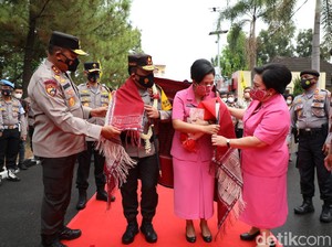 Resmi Jabat Kapolda Sumut, Irjen Panca Putra Dipakaikan Ulos Batak