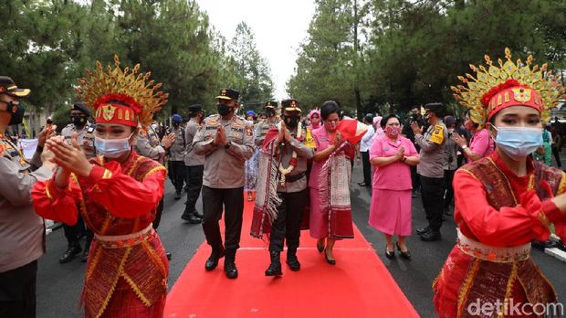 Irjen RZ Panca Putra Simanjuntak dipakaikan kain Ulos Batak saat memasuki Mapolda Sumut setelah resmi menjabat Kapolda Sumut (Ahmad Arfah/detikcom)