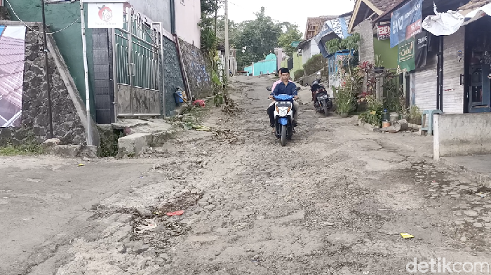 Jalan rusak yang diposting guru SMP, Eko, dan memicu kemarahan perangkat desa, Jumat (12/3/2021).