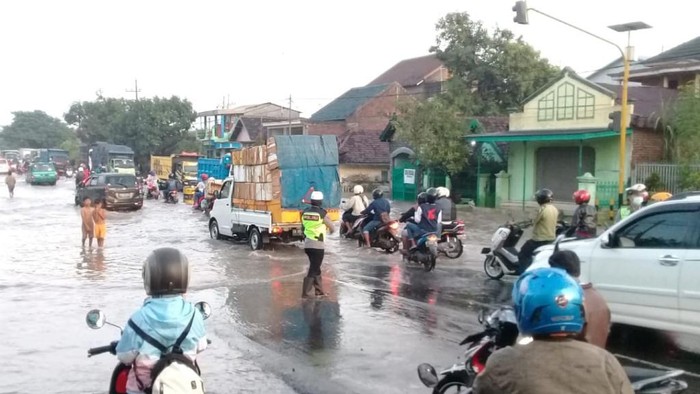 Jalan Tembokrejo Pasuruan Bisa Dilalui Kendaraan diterjang banjir
