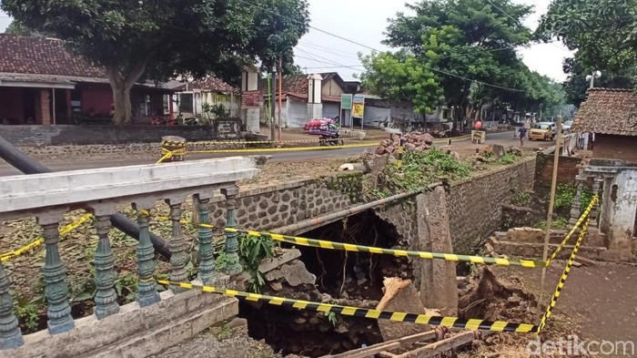 Balai Besar Pelaksanaan Jalan Nasional (BBPJN) Jatim mengecek jembatan di Desa Alasbuluh yang pondasinya ambrol. Untuk sementara, lokasi ambrolnya jembatan itu tak bisa dilalui kendaraan besar.