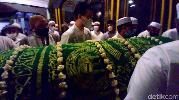 Jenazah Ketua DP PPP Hasan Mulachela tiba di rumah duka di Pasar Kliwon, Solo, Jumat (12/3/2021)
