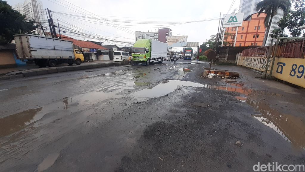 Jl Raya Industri, Cikarang Selatan, Kabupaten Bekasi, selepas hujan 12 Maret 2021 pagi. (Afzal Nur Iman/detikcom)