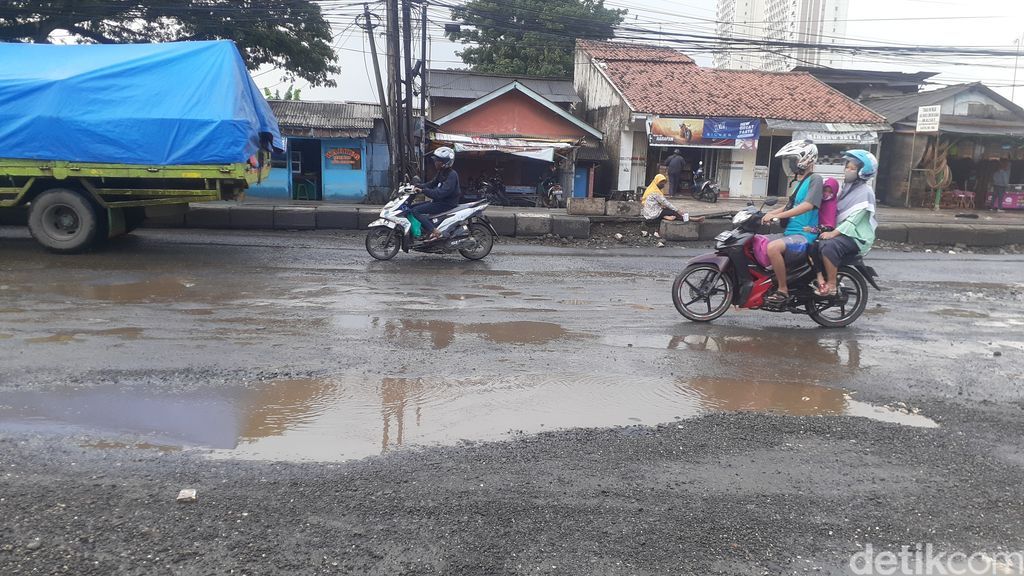 Jl Raya Industri, Cikarang Selatan, Kabupaten Bekasi, selepas hujan 12 Maret 2021 pagi. (Afzal Nur Iman/detikcom)