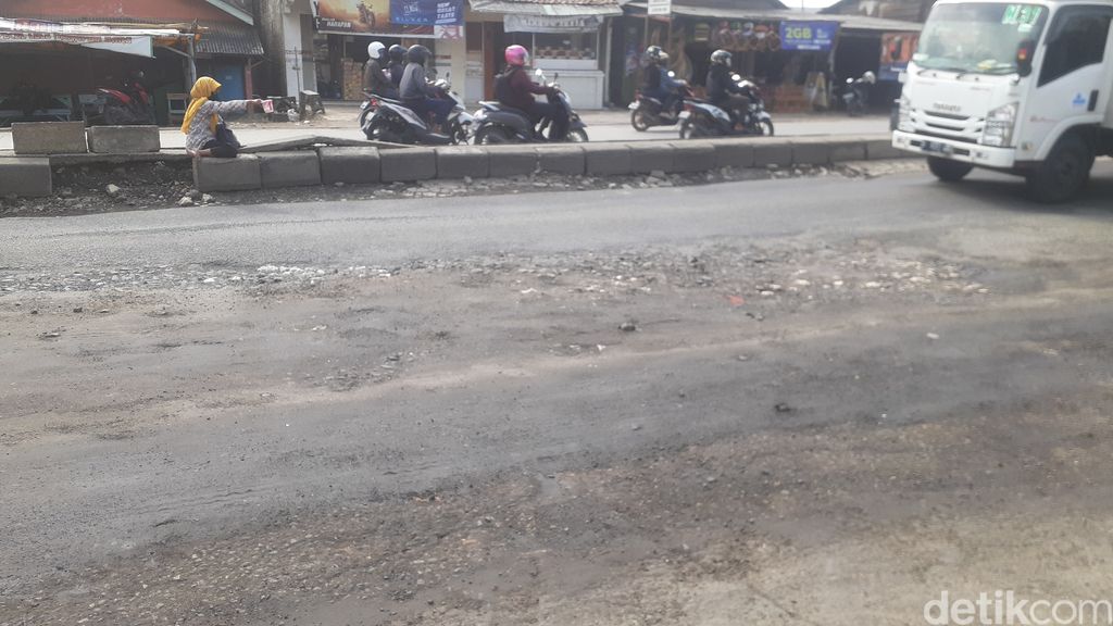 Jl Raya Industri di Kabupaten Bekasi, setelah diperbaiki, 12 Maret 2021. (Afzal Nur Iman/detikcom)
