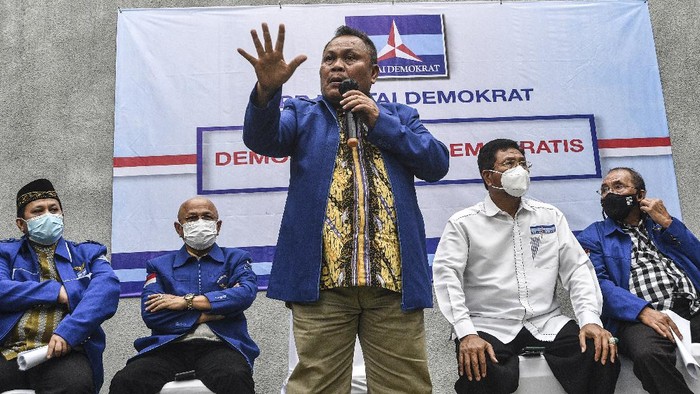 Sekjen Partai Demokrat versi KLB  Jhonny Allen memberikan keterangan pers terkait urgensi KLB Sibolangit di Jakarta, Kamis (11/3/2021). Dalam keterangannya Jhonny mengatakan pengurus versi KLB akan melaporkan AHY ke kepolisian atas dugaan pemalsuan mukadimah AD/ART partai. ANTARA FOTO/Muhammad Adimaja/aww.