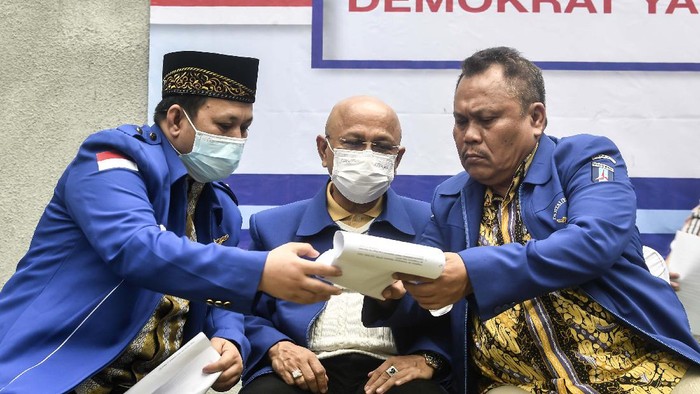 Sekjen Partai Demokrat versi KLB  Jhonny Allen memberikan keterangan pers terkait urgensi KLB Sibolangit di Jakarta, Kamis (11/3/2021). Dalam keterangannya Jhonny mengatakan pengurus versi KLB akan melaporkan AHY ke kepolisian atas dugaan pemalsuan mukadimah AD/ART partai. ANTARA FOTO/Muhammad Adimaja/aww.
