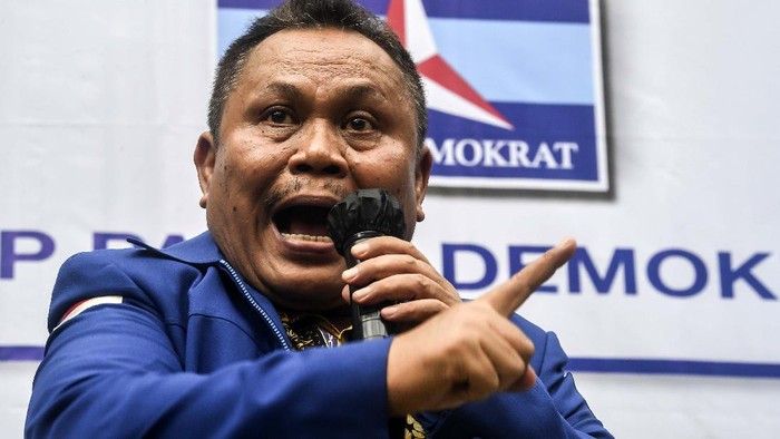 Sekjen Partai Demokrat versi KLB  Jhonny Allen memberikan keterangan pers terkait urgensi KLB Sibolangit di Jakarta, Kamis (11/3/2021). Dalam keterangannya Jhonny mengatakan pengurus versi KLB akan melaporkan AHY ke kepolisian atas dugaan pemalsuan mukadimah AD/ART partai. ANTARA FOTO/Muhammad Adimaja/aww.